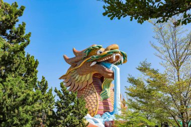 Suphanburi, Tayland 'daki ejderha heykeli. Turist dayanabilir 