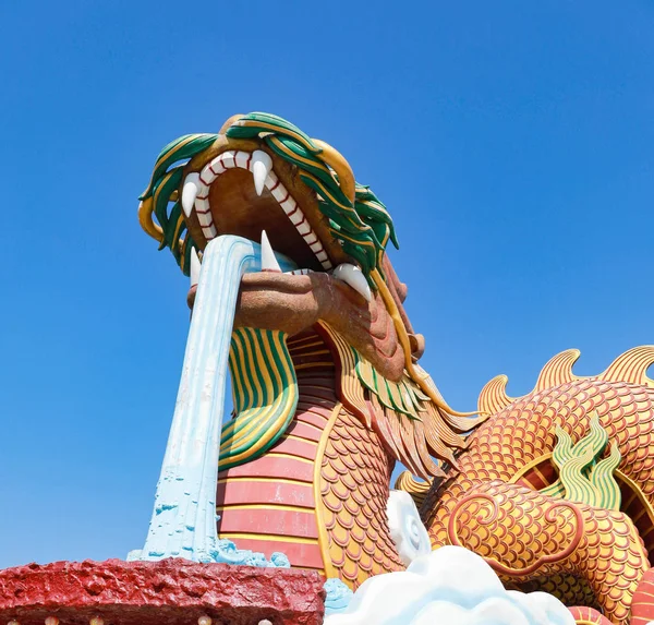 용 동상은 태국 수판부리 지방에 있다. 관광객은 사진을 찍고 방문할 수있다 — 스톡 사진