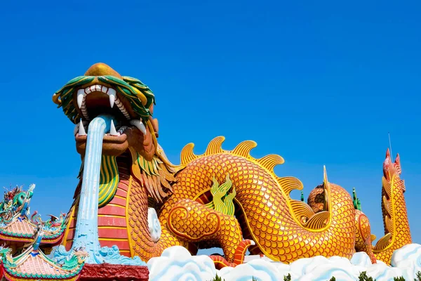 Drago edificio cinese dalla Thailandia, a suphanburi città, drago — Foto Stock
