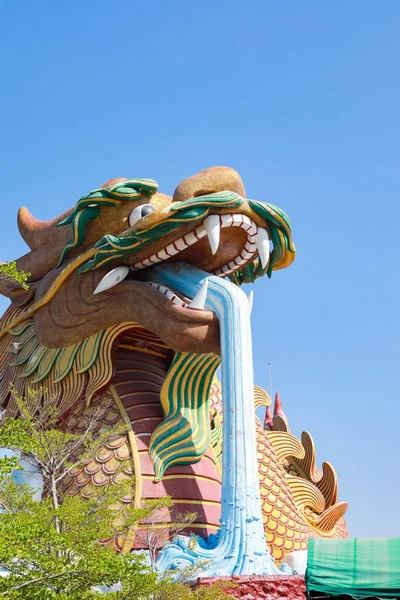 Dragon statue at suphanburi province,Thailand. Tourist can take — Stock Photo, Image