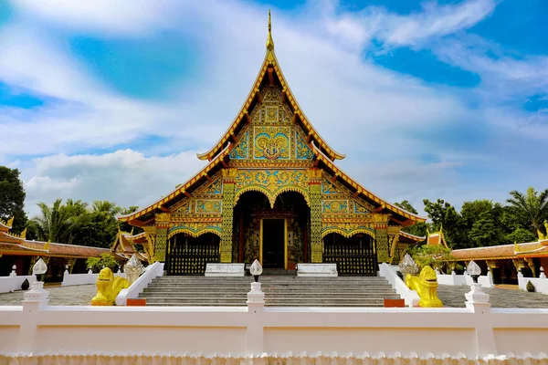 Wat Wang Khum templomban a Kuchinarai kerületi Kalasin tartomány, Thaiföld. — Stock Fotó