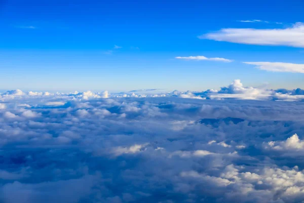 雲と青空に浮かぶ飛行機の翼 — ストック写真
