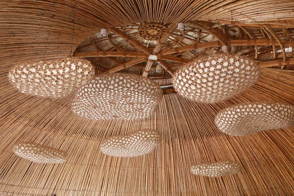 Современный винтажный стиль потолка из бамбука — стоковое фото