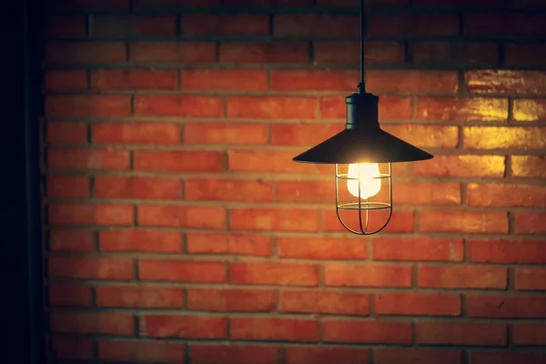 Vintage-Lampe hängt von der Decke oder Deckenbeleuchtung — Stockfoto