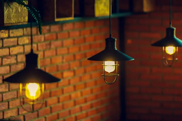 Retro lampa visící ze stropního nebo stropního osvětlení — Stock fotografie