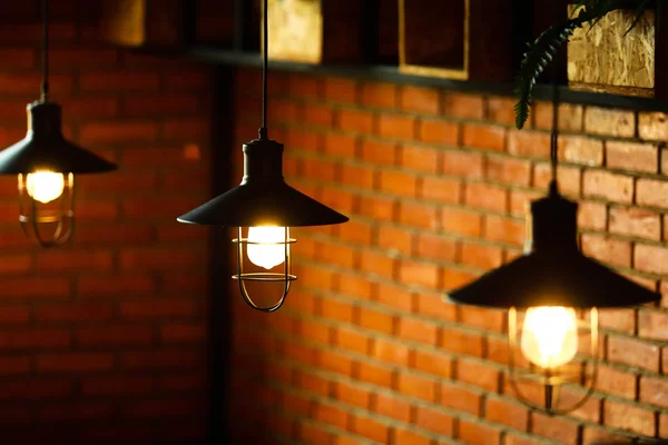 Lâmpada vintage pendurada na iluminação do teto ou teto — Fotografia de Stock