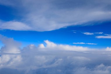 Doğal arkaplan için bulut oluşumu ve mavi gökyüzü.