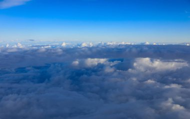 Doğal arkaplan için bulut oluşumu ve mavi gökyüzü.