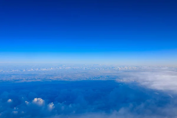 雲の形成と自然の背景の青空. — ストック写真