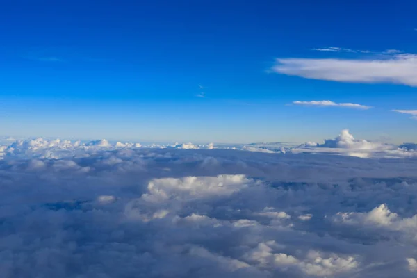 Wolkenvorming en blauwe lucht voor natuurlijke achtergrond. — Stockfoto
