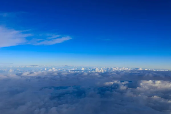 Wolkenbildung und blauer Himmel für natürlichen Hintergrund. — Stockfoto