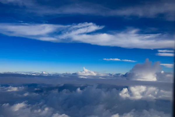 Wolkenvorming en blauwe lucht voor natuurlijke achtergrond. — Stockfoto