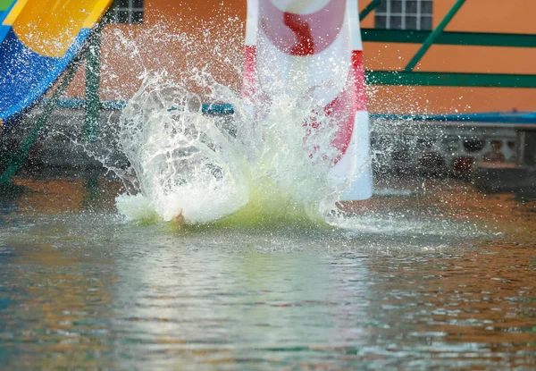 Вода, що поширюється від гри у водяний повзунок — стокове фото
