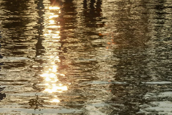 Reflexão da onda e da luz do sol na água para backgroun abstrato — Fotografia de Stock
