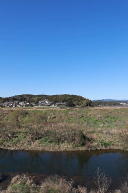 Japonya 'daki yolun yanındaki kanal.