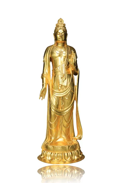 Goldene Guanyin-Statue isoliert auf weißem Hintergrund. — Stockfoto