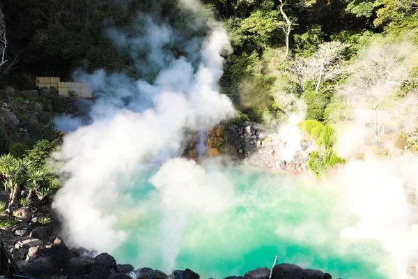 Umi Jigoku (Sea Hell) blue water. One of the eight hot springs l — 스톡 사진