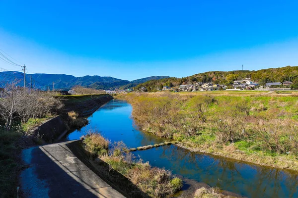 Канал біля дороги в Японії. — стокове фото