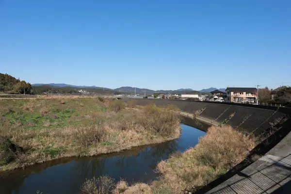 Канал біля дороги в Японії. — стокове фото