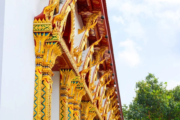 Architektura oken a propracovaně zdobených pilířů.Bangko — Stock fotografie