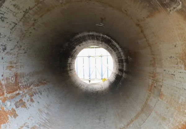 Vista dentro grande tubo círculo invólucro — Fotografia de Stock