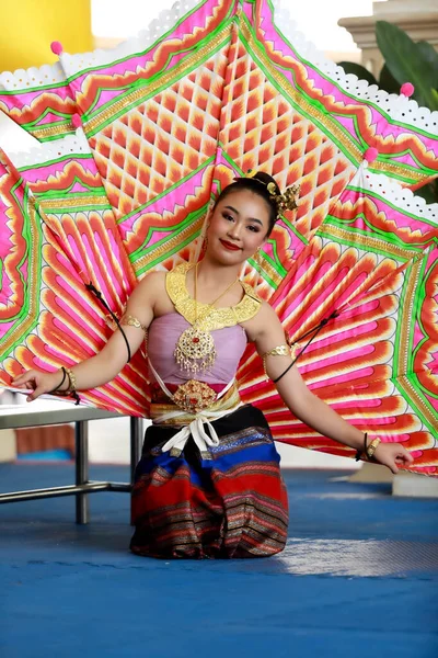 Tailandês menina bonita em tailandês vestido tradicional . — Fotografia de Stock