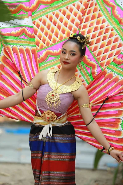 Thaï belle adolescent fille dans thai traditionnel robe . — Photo