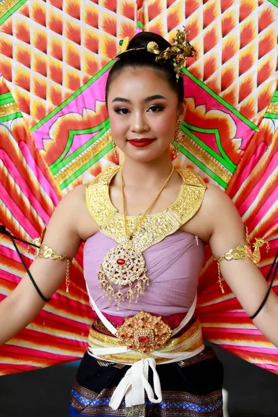 Thai belle fille dans thai robe traditionnelle . — Photo