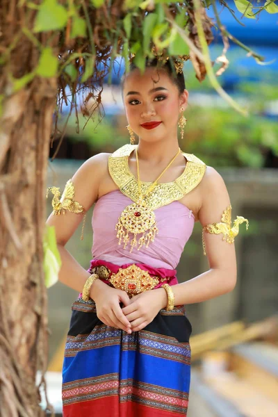 Asian teen girl in thai traditional dress. — Stok fotoğraf
