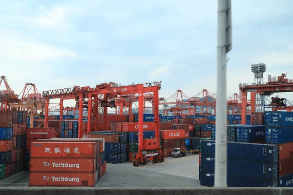 釜山の貨物港、韓国、 5番目に大きいコンテナ船 — ストック写真