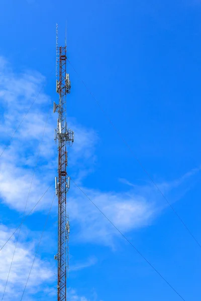 Communicatietoren Blauwe Lucht Achtergrond — Stockfoto