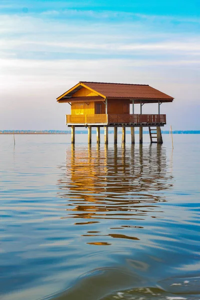 海の水の上の木造住宅 — ストック写真
