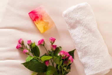 El yapımı Sabun ve gül beyaz deri arka plan üzerinde