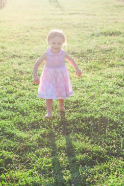 Gülümseyen ve çalışan küçük kız 