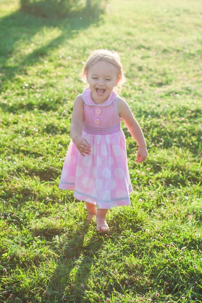 Menina sorrindo e correndo — Fotografia de Stock