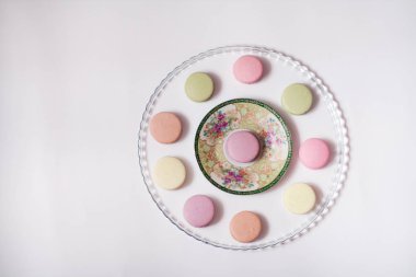 Beyaz arka plan cam tabakta macaroons
