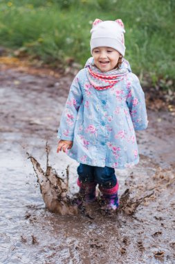 Küçük kız gölde atlama