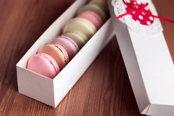Portre renkli macaroons beyaz mevcut kutusunda