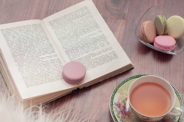 Bademli kurabiye, kitap ve çay