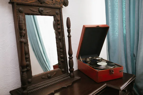 Stary gramofon i lustro z epoki — Zdjęcie stockowe