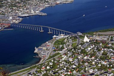 Tromsoe Kuzey Norveç 'te, Storsteinen' den Tromsoebrua ve Tromsdalen kirke Köprüsü manzaralı