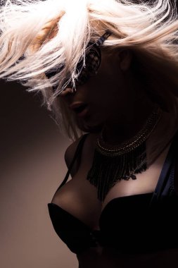 Güzel, seksi sarışın kadın siyah iç çamaşırı ve maske