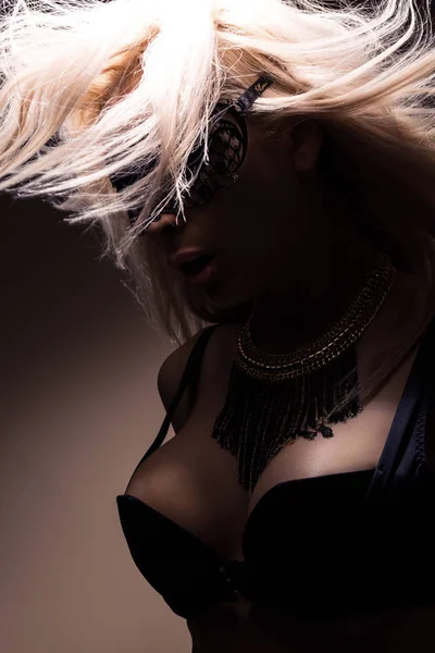 Güzel, seksi sarışın kadın siyah iç çamaşırı ve maske