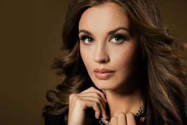 şaşırtıcı gözlü güzel bir esmer kız