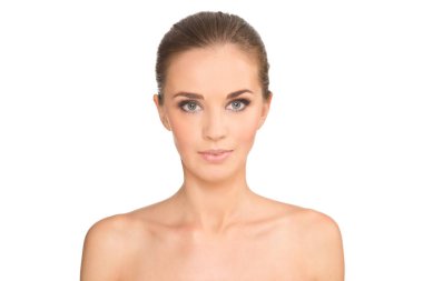 Güzellik kız portre. Güzel genç mutlu gülümseyen kadın isolat