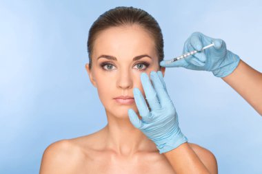 Çekici genç kadın Botox kozmetik enjeksiyon alır. Doktorlar