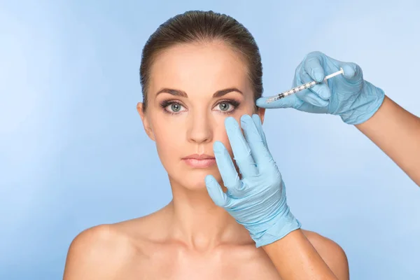 Attraktive junge Frau bekommt kosmetische Botox-Injektion. Ärzte — Stockfoto