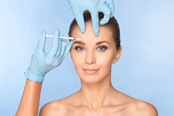 Mujer joven atractiva recibe inyección cosmética de botox. Médicos. — Foto de Stock