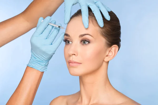 Attraktive junge Frau bekommt kosmetische Botox-Injektion. Ärzte — Stockfoto