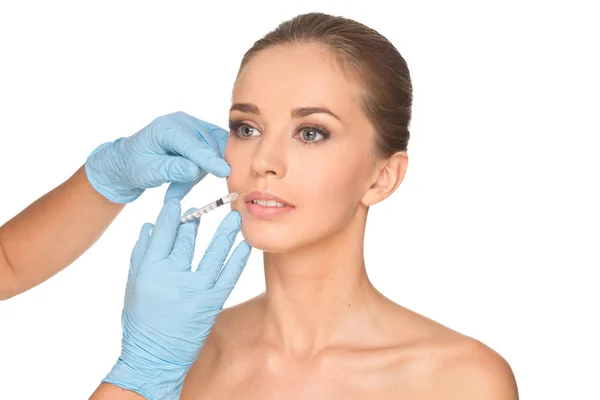 Attraktive junge Frau bekommt kosmetische Injektion von Botox, isolieren — Stockfoto